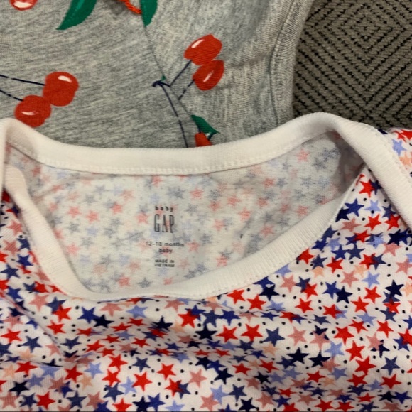 NWOT Set of 2 Gap Onesies 12-18M - Picture 2 of 5
